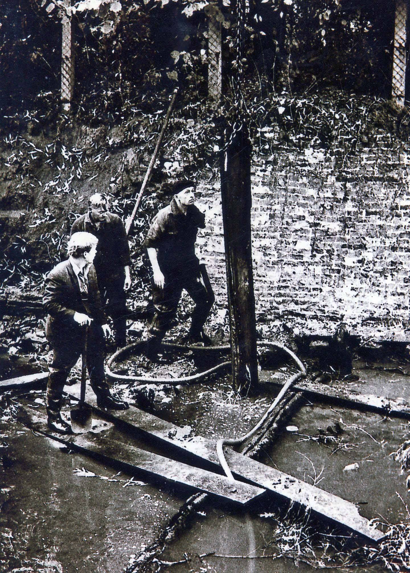 Opruimen restanten watermolen op de Pol, midden Gerrit Jan Wevers